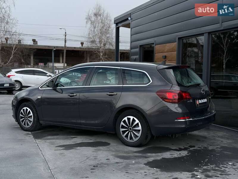 Универсал Opel Astra 2015 в Ровно
