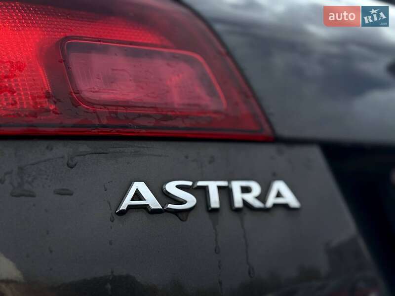 Универсал Opel Astra 2015 в Ровно