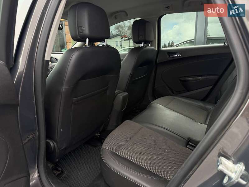 Универсал Opel Astra 2015 в Ровно