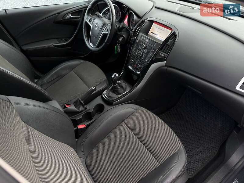 Универсал Opel Astra 2015 в Ровно