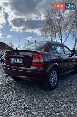 Хэтчбек Opel Astra 2004 в 