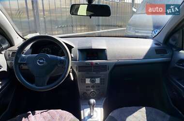 Хэтчбек Opel Astra 2005 в 