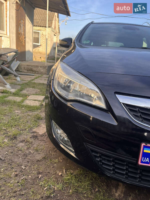 Універсал Opel Astra 2011 в Луцьку