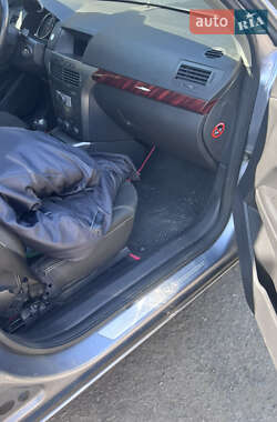 Хэтчбек Opel Astra 2005 в 
