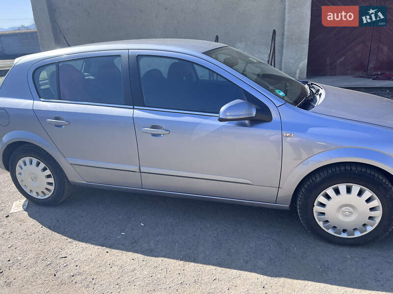 Хэтчбек Opel Astra 2005 в 