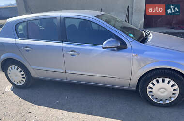 Хэтчбек Opel Astra 2005 в 