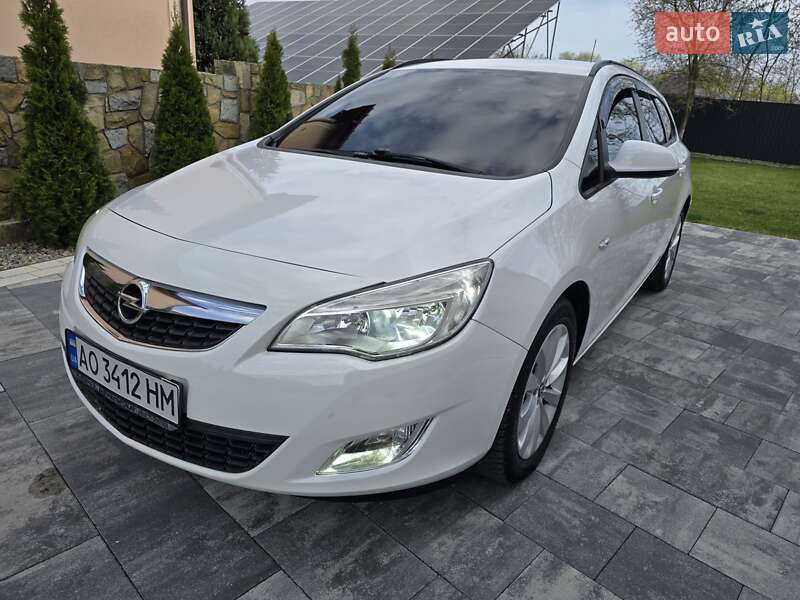 Универсал Opel Astra 2012 в 