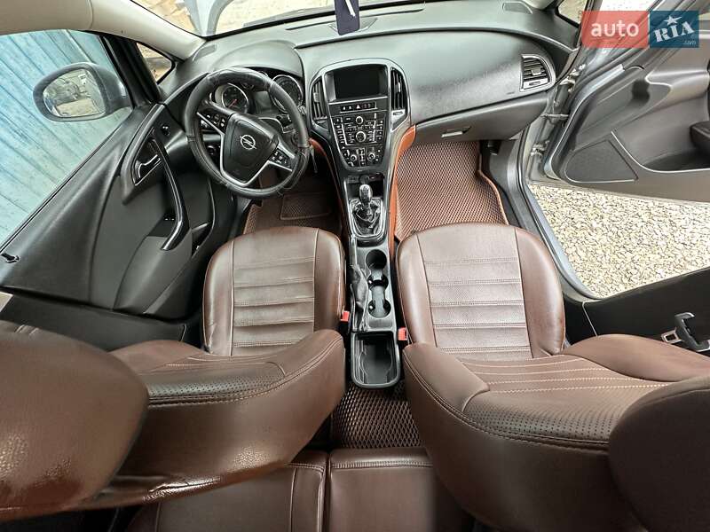 Універсал Opel Astra 2012 в Косові