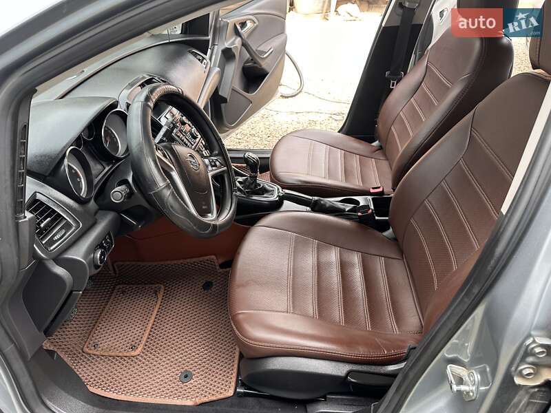 Універсал Opel Astra 2012 в Косові