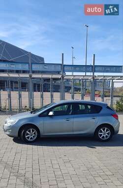 Хэтчбек Opel Astra 2011 в 