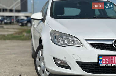 Хэтчбек Opel Astra 2011 в 