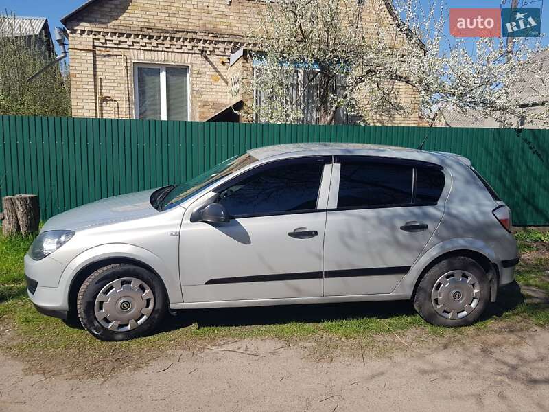 Хэтчбек Opel Astra 2006 в Боровой