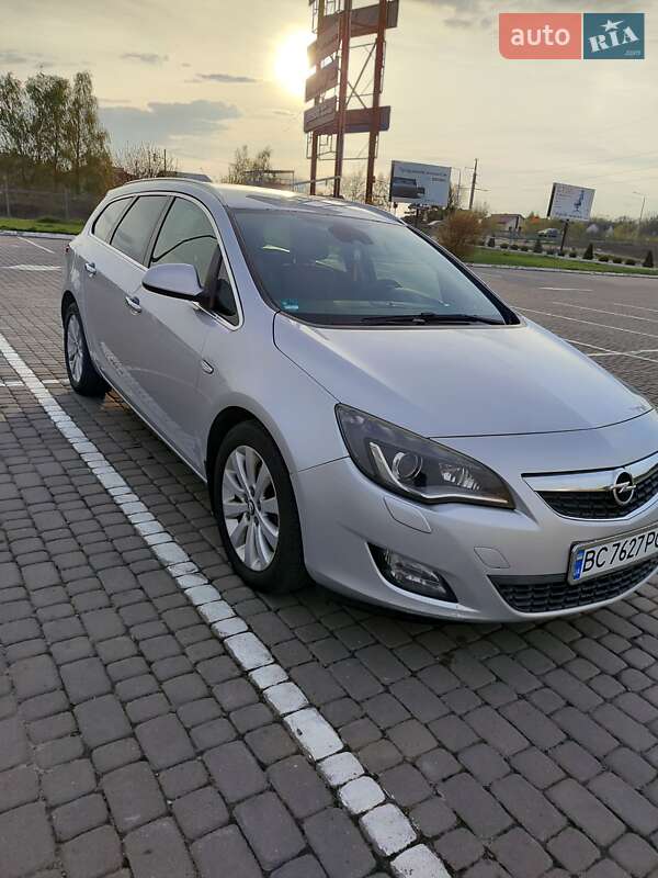 Універсал Opel Astra 2012 в Львові