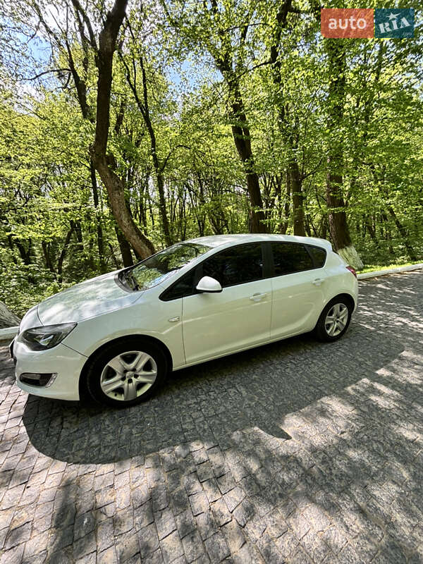 Хетчбек Opel Astra 2013 в Чернівцях