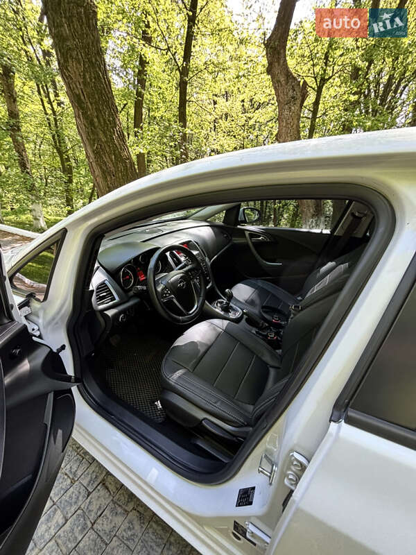 Хетчбек Opel Astra 2013 в Чернівцях