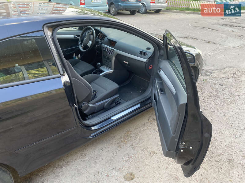 Купе Opel Astra 2006 в Чернигове