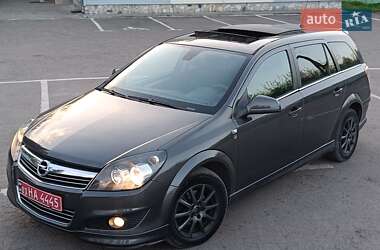 Универсал Opel Astra 2010 в Дубно