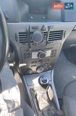 Хэтчбек Opel Astra 2005 в 