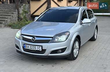 Хэтчбек Opel Astra 2010 в 