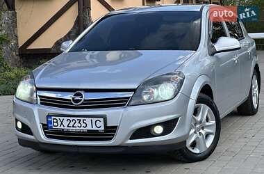 Хэтчбек Opel Astra 2010 в 