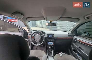 Хэтчбек Opel Astra 2004 в 