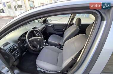 Хэтчбек Opel Astra 2004 в 