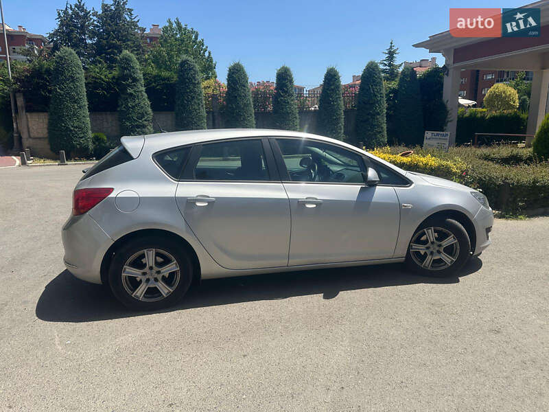 Хэтчбек Opel Astra 2013 в Львове