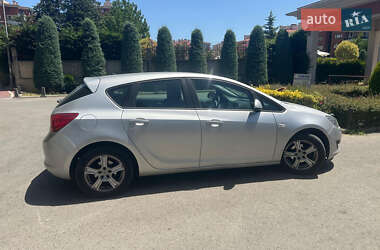 Хэтчбек Opel Astra 2013 в 