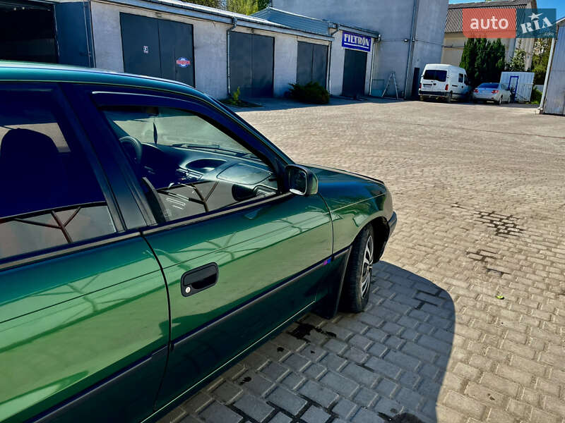 Седан Opel Astra 1996 в Тернополе