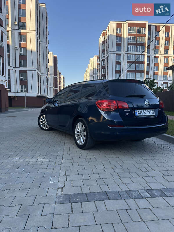 Універсал Opel Astra 2012 в Івано-Франківську
