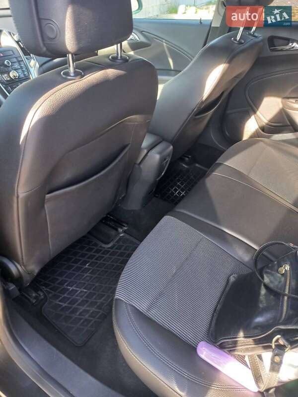 Универсал Opel Astra 2012 в Звягеле