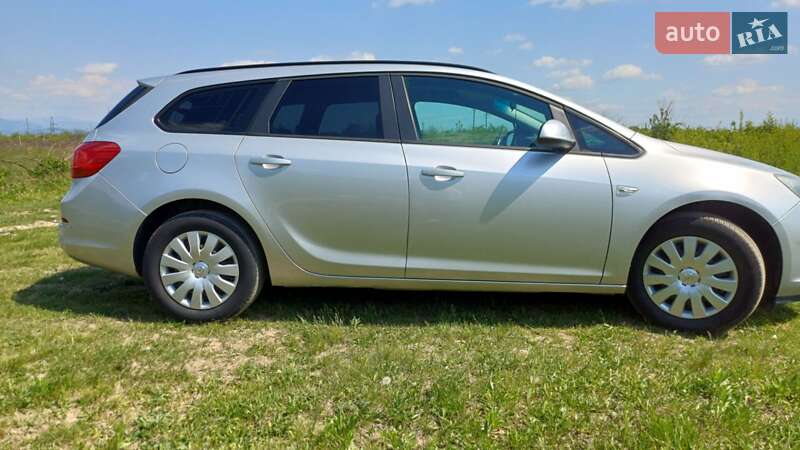 Универсал Opel Astra 2014 в Хусте