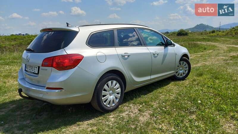 Универсал Opel Astra 2014 в Хусте
