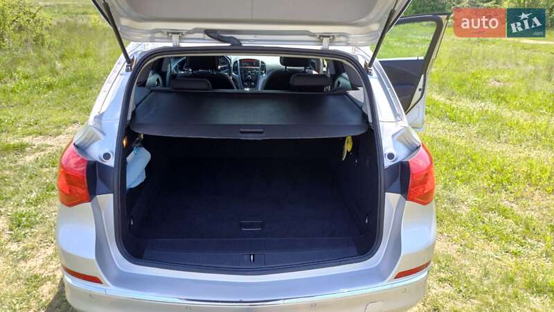 Универсал Opel Astra 2014 в Хусте
