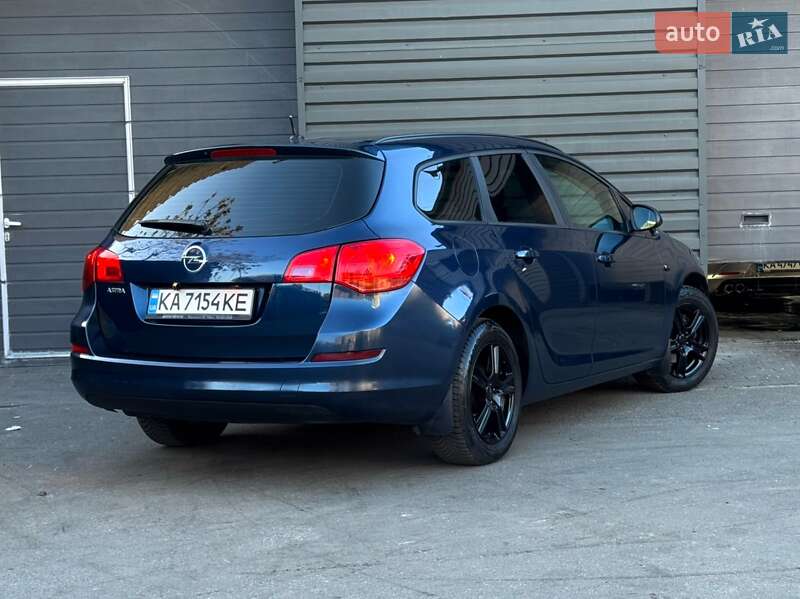 Універсал Opel Astra 2011 в Києві