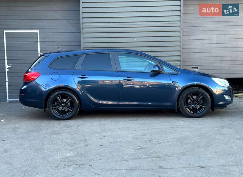 Універсал Opel Astra 2011 в Києві