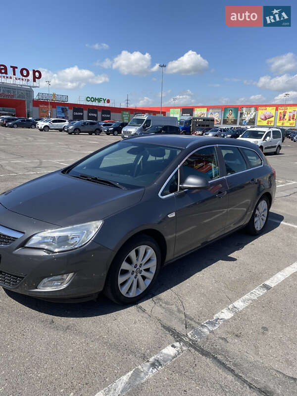 Универсал Opel Astra 2012 в 