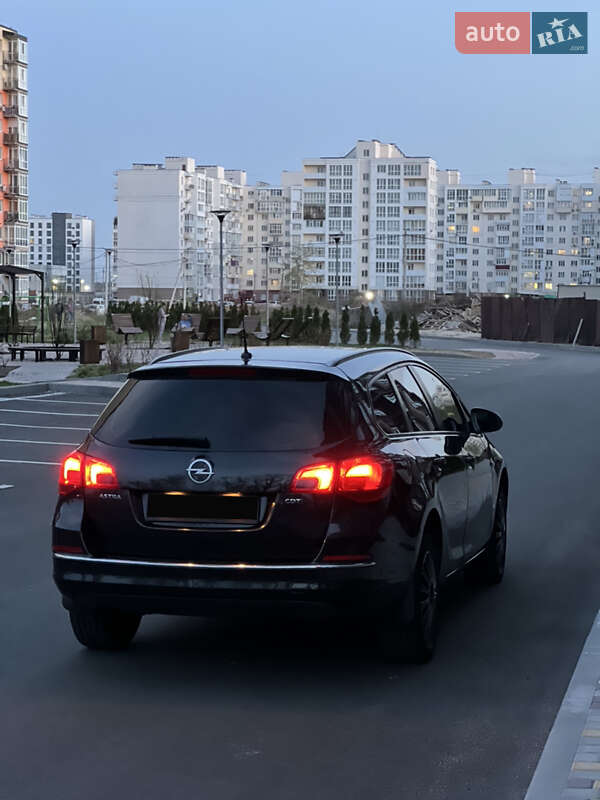 Универсал Opel Astra 2012 в Чернигове