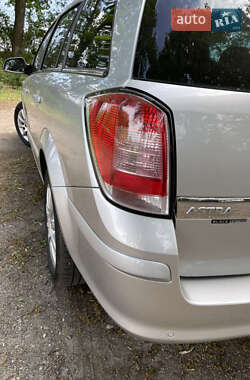 Универсал Opel Astra 2010 в 