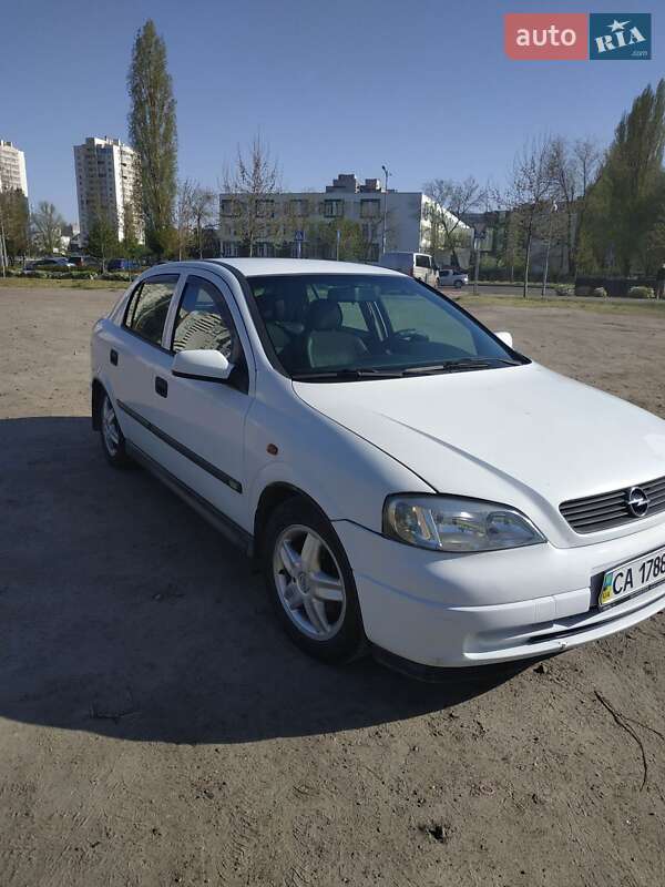 Хэтчбек Opel Astra 1998 в 