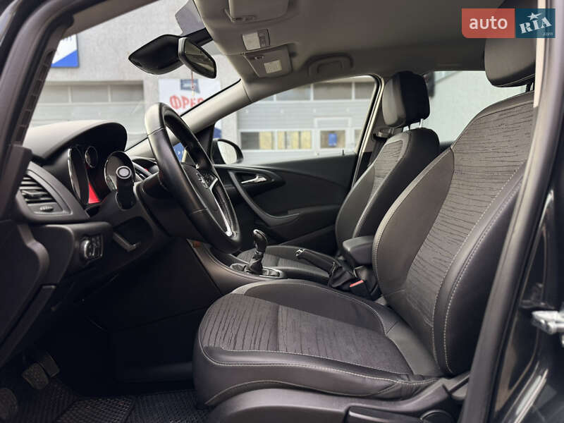 Універсал Opel Astra 2015 в Луцьку