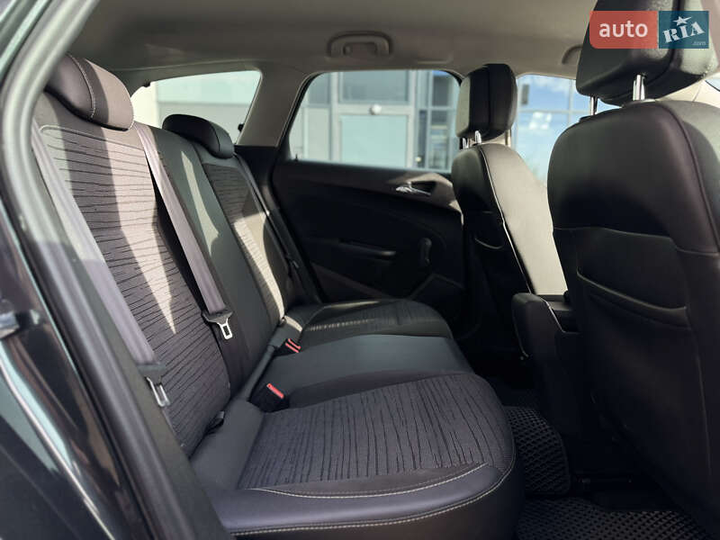 Універсал Opel Astra 2015 в Луцьку