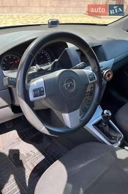 Хетчбек Opel Astra 2012 в 