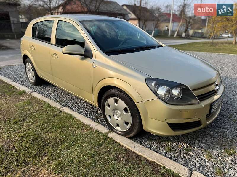 Хэтчбек Opel Astra 2005 в 