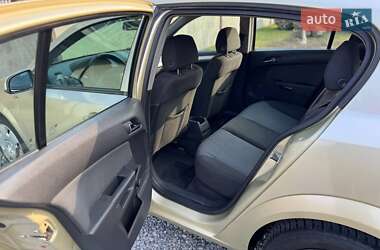 Хэтчбек Opel Astra 2005 в 