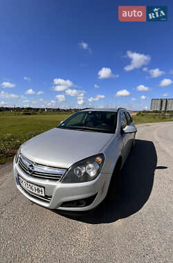 Універсал Opel Astra 2010 в Рівному