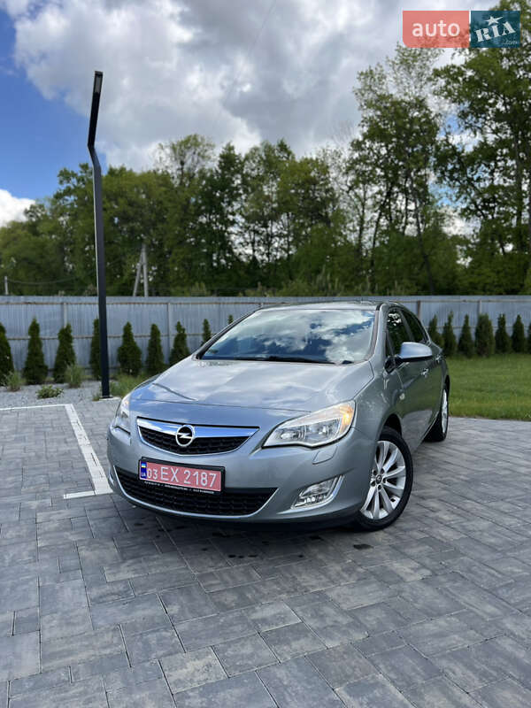 Хетчбек Opel Astra 2012 в 