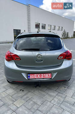 Хетчбек Opel Astra 2012 в 
