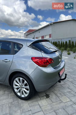 Хетчбек Opel Astra 2012 в 