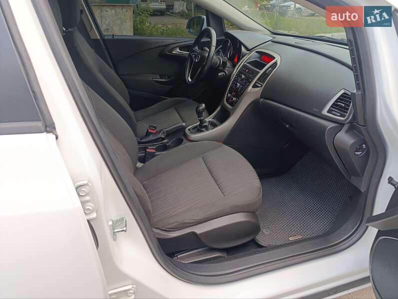 Универсал Opel Astra 2012 в Хмельницком
